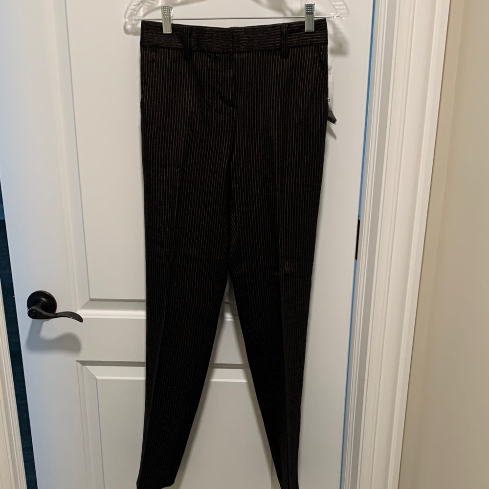 DKNY Elegant Stylish Women’s Black Pinstripe Straight Leg Pants. Size 2P. New.